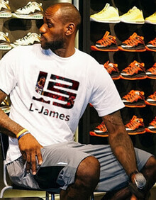 国乒新增一位世界冠军！林诗栋全勤 王楚钦三线作战（国乒再添世界冠军！林诗栋全勤出战，王楚钦三线并进）