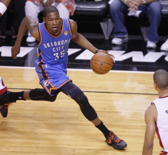 传奇门将正式退役，全场球迷起立致敬（传奇门将宣布挂靴，现场球迷起立致意）