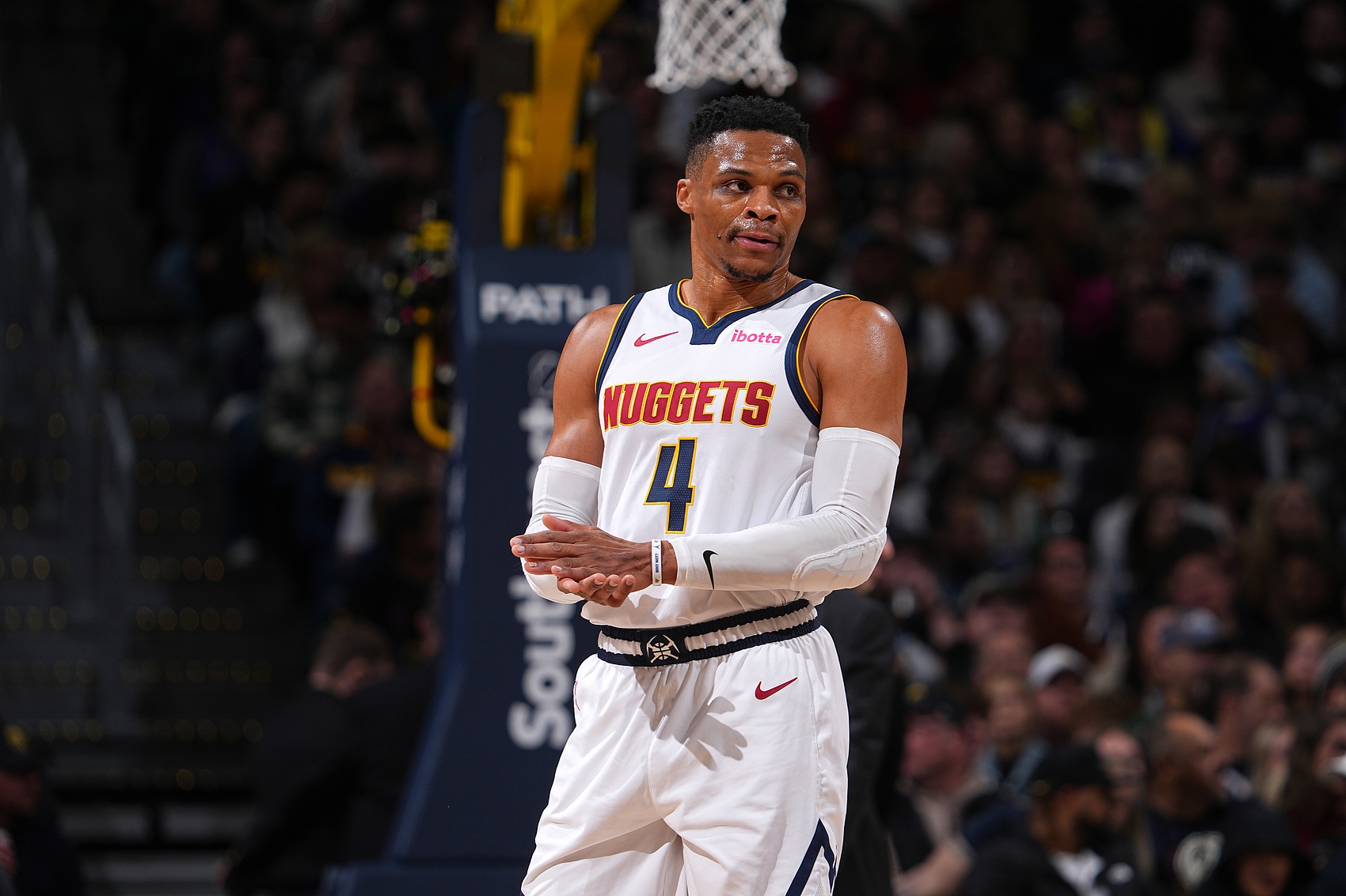 孔帕尼谈乌尔比希：他从诺伊尔身上学到了很多，正在稳步成长（孔帕尼：乌尔比希从诺伊尔身上获益良多，正稳步提升）