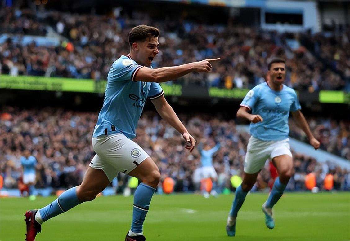 皮亚尼奇重返尤文训练基地，与斯帕莱蒂、基耶利尼合影（皮亚尼奇回到尤文训练基地，与斯帕莱蒂、基耶利尼合影留念）