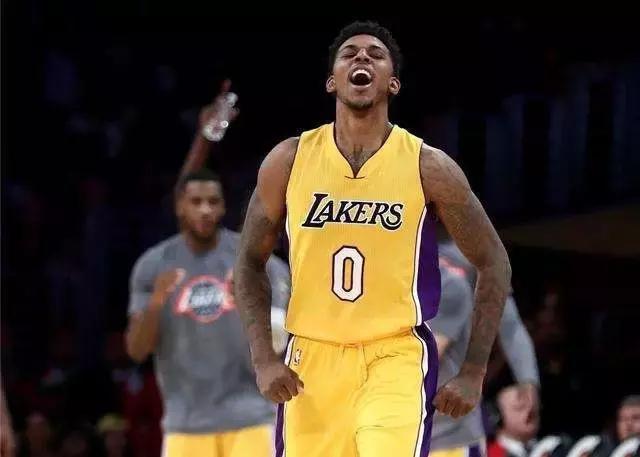 恩昆库转战意甲后表现低迷，转会费3700万欧元成“水漂”，难复巅峰状态。（恩昆库转投意甲后状态不振，3700万欧投入成空，巅峰难再现）