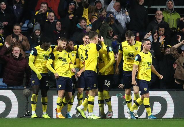 杰伦威精彩表现，单节连砍6分，惊艳全场！（杰伦威火力全开，单节连拿6分，震撼全场！）