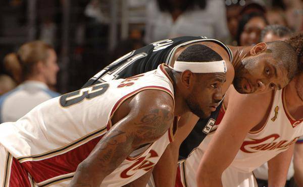 甜点位！哈登持球突然开炮 侧翼三分再度穿针（甜点位出击！哈登持球急停开火，侧翼三分再度命中）