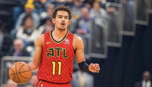 张琳艳赛后和凯莉交换球衣，后者直接把中国队球衣穿在身上（赛后张琳艳与凯莉互换球衣，凯莉当场披上中国队战袍）