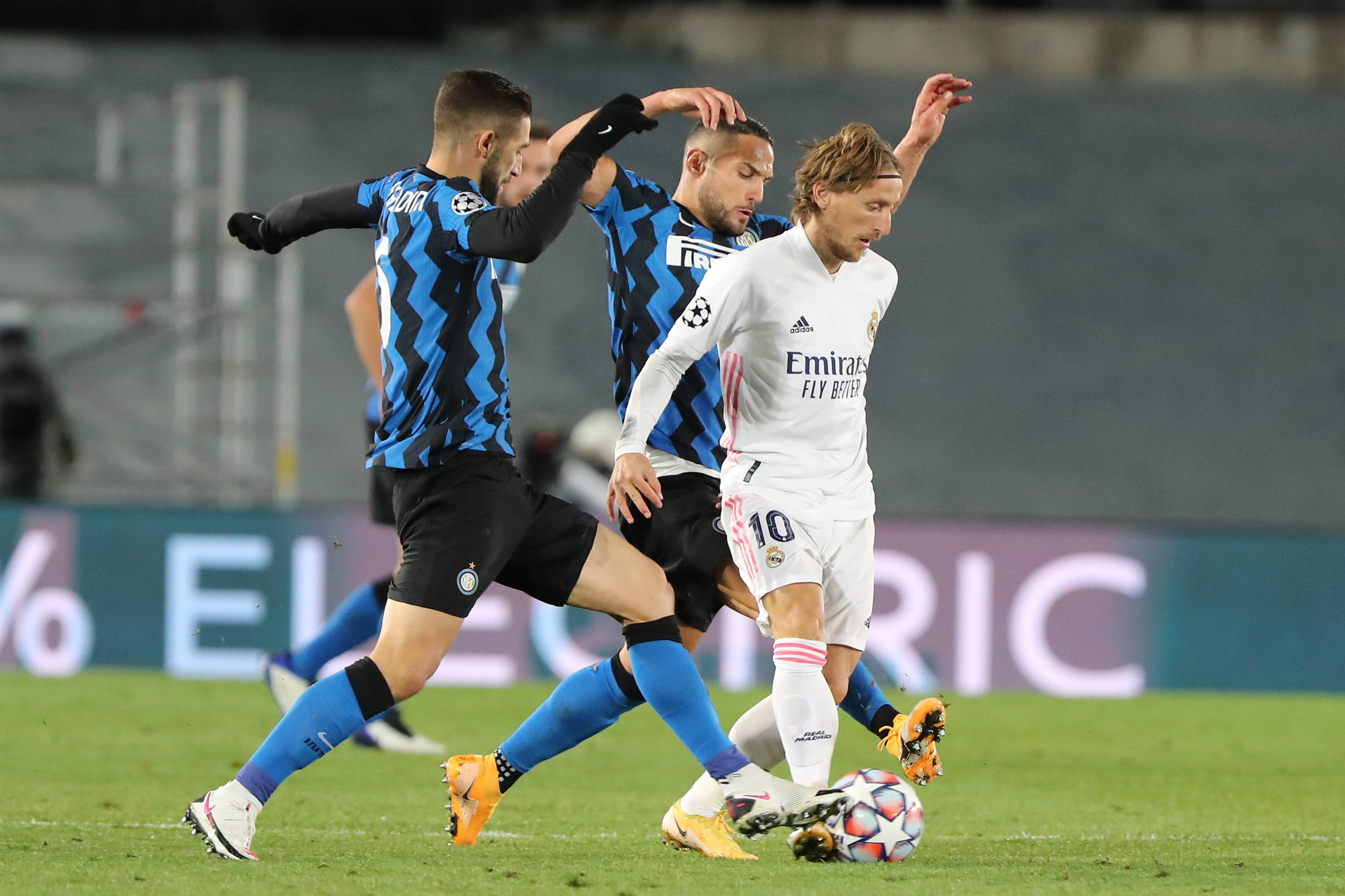 躺着进球，热那亚前锋科隆博在倒地情况下一脚完成破门（倒地卧射破门，热那亚前锋科隆博一脚建功）