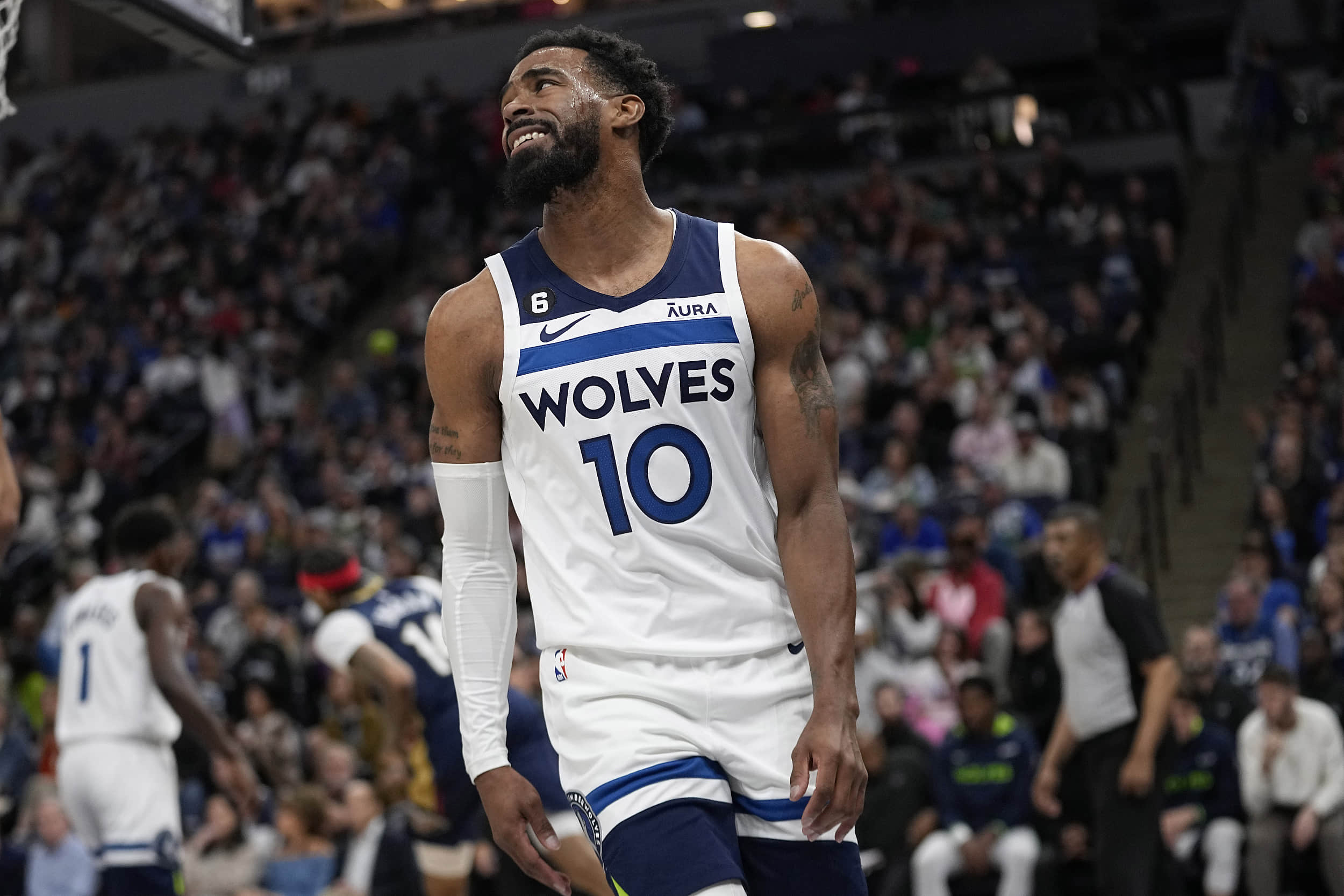 阿夫迪亚本赛季14次砍25+5+5，仅次于约基奇和东契奇（阿夫迪亚本季14场达成25+5+5，排名仅次于约基奇与东契奇）