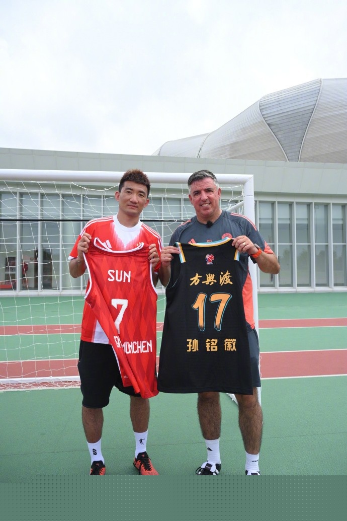 莱奥一剑封喉，AC米兰1-0复仇拉齐奥，登顶意甲积分榜坐山观虎斗（莱奥致命一击，AC米兰1-0复仇拉齐奥登顶意甲榜首，静观群雄鏖战）